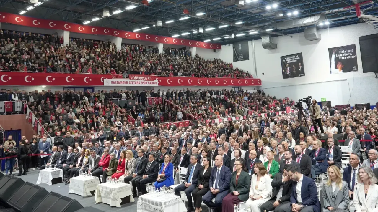 CHP Lideri Özgür Özel: “Ezilsen de Teslim Olmamayı Vaad Ediyorum”