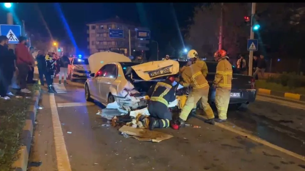 Bartın’da Kırmızı Işıkta Bekleyen Araca Çarpıp Kaçtı