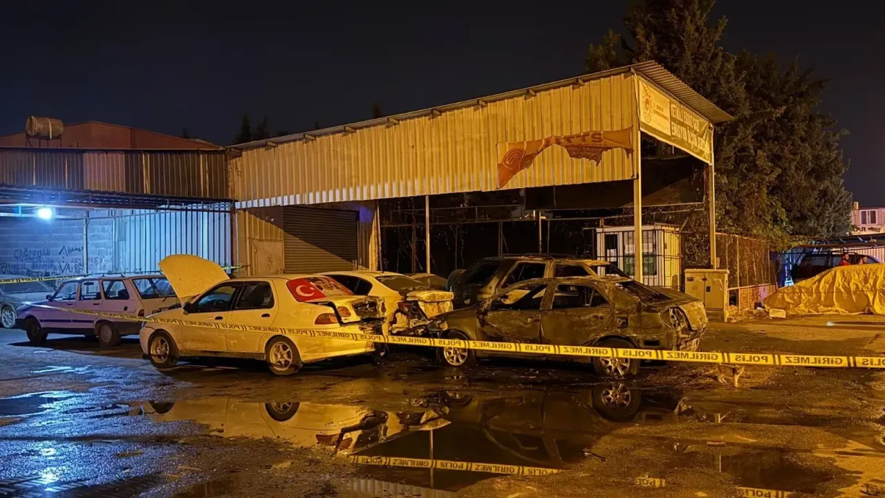 Mersin’de Sanayi Sitesinde 5 Araç Kundaklandı