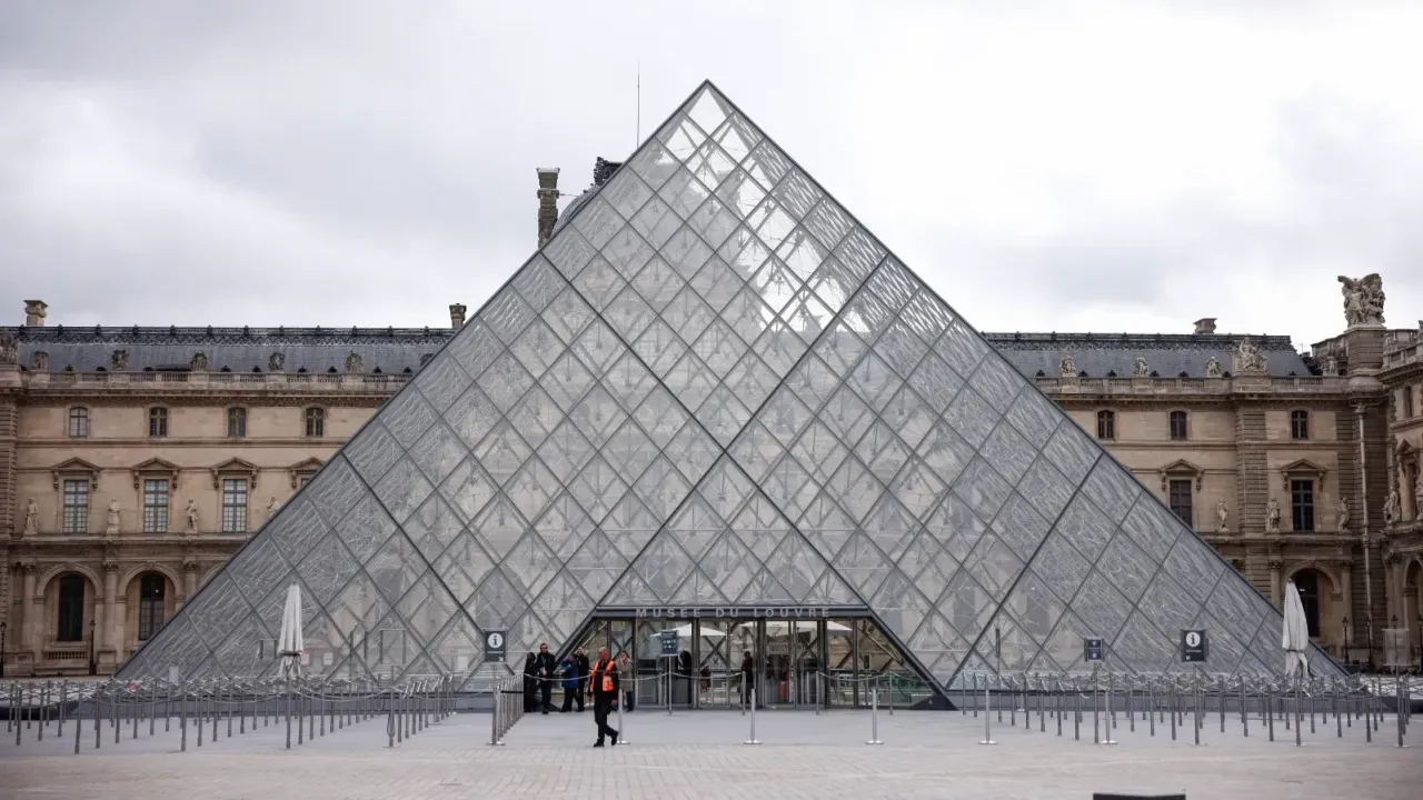 Louvre Müzesi’nden 88 Milyon Euroluk Mücevher Soygunu